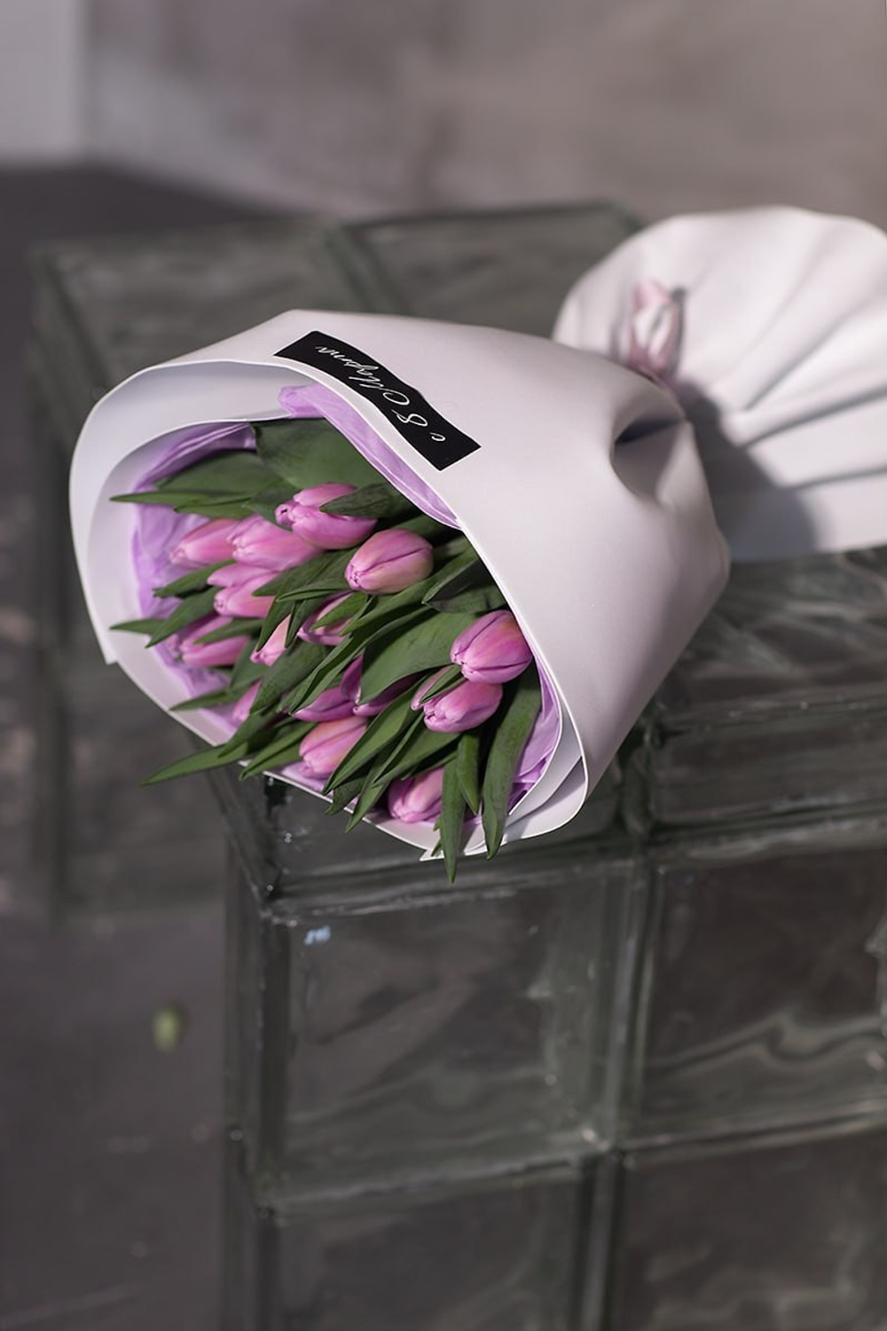 Сиреневые тюльпаны в авторском объемном оформлении от Флора Маркет