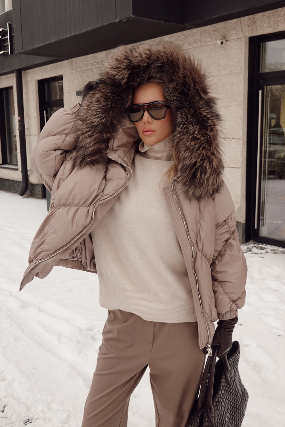 Пуховик оверсайз укороченный с капюшоном