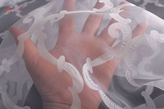 Лионель (белый). Деворе органза.