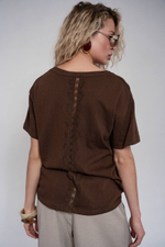 Футболка из легкой ткани с гипюровыми вставками на спине