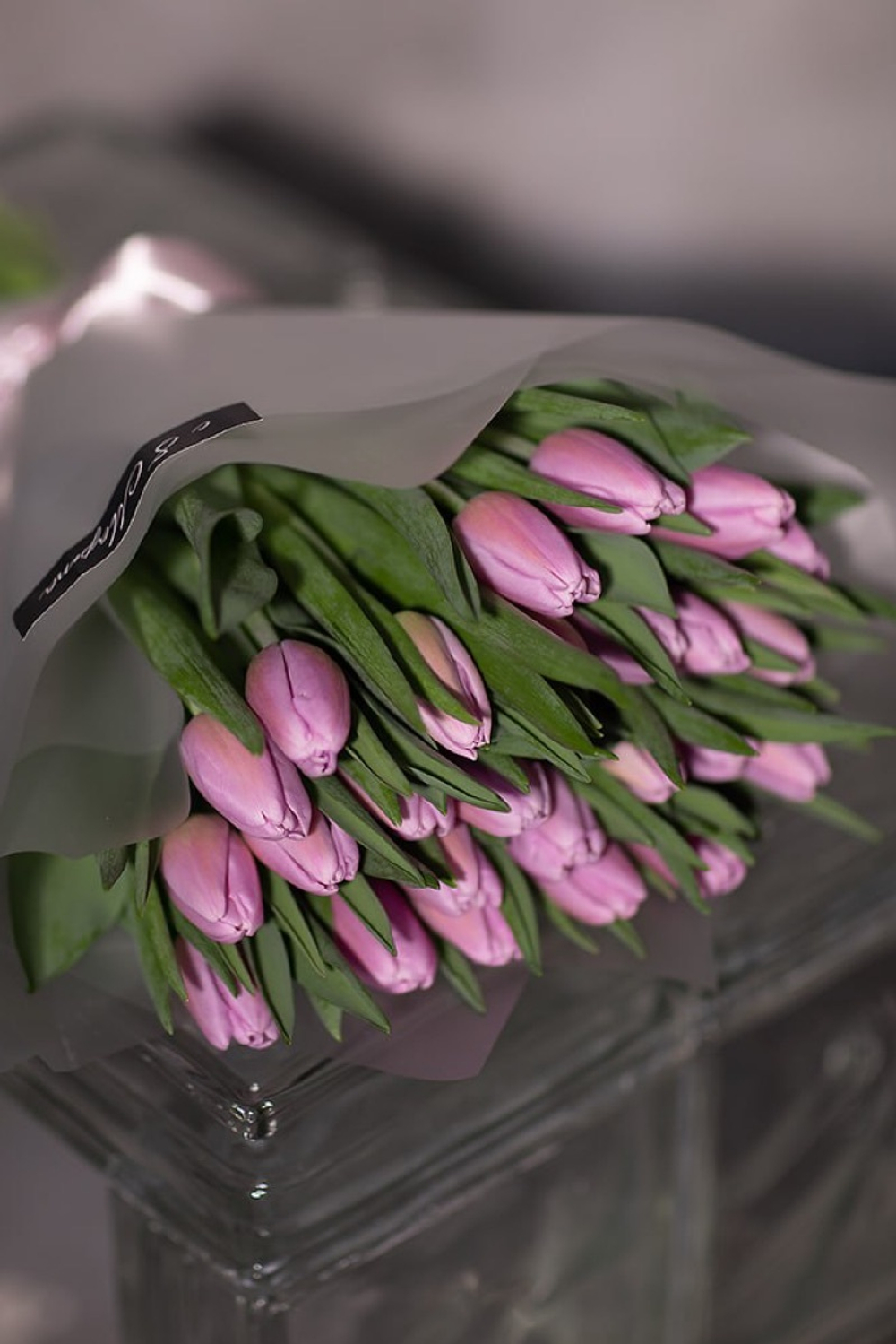 Элегантный букет из сиреневых тюльпанов от Флора Маркет