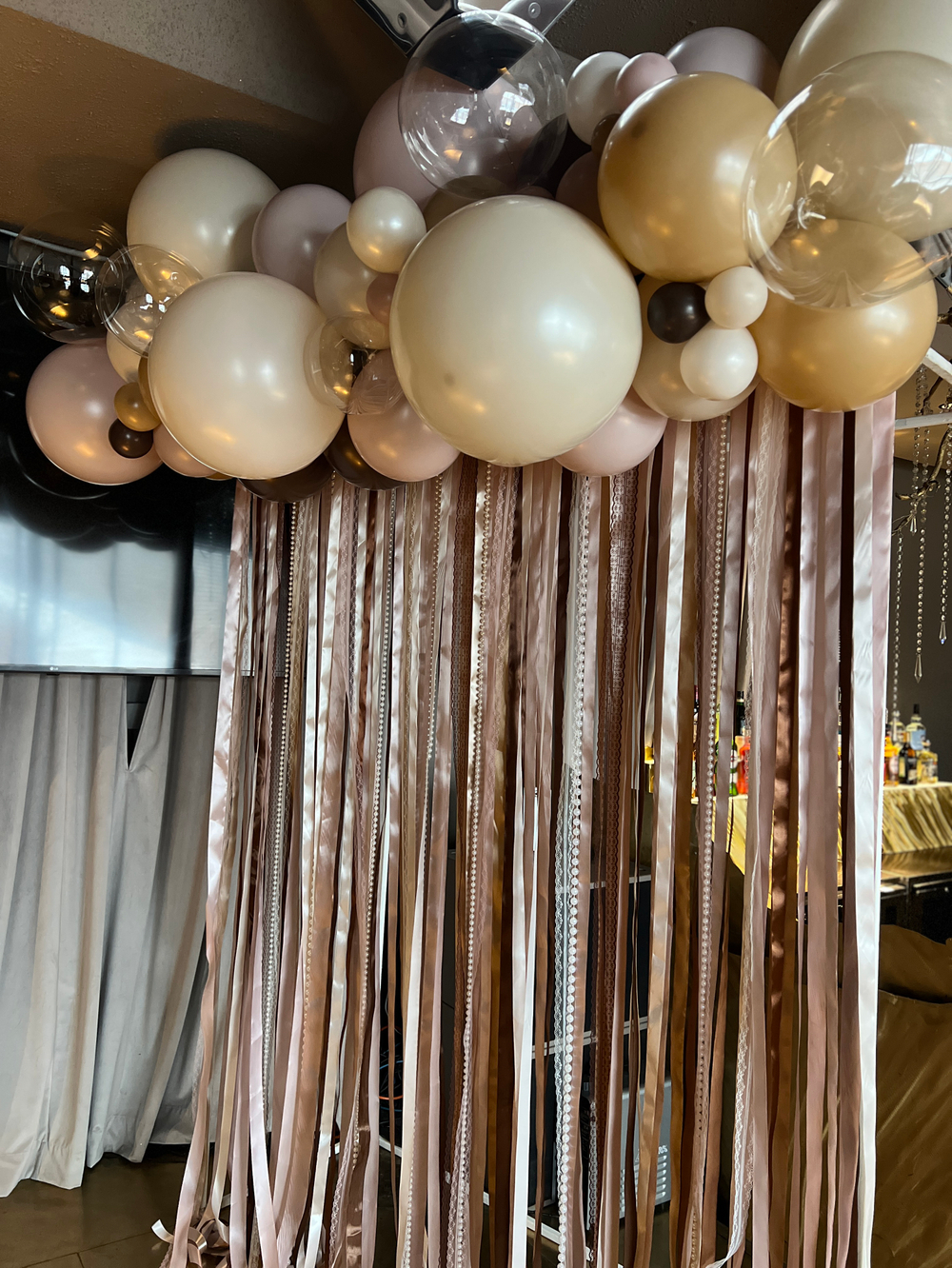 Фотозона из атласных лент, органза, бусы, жемчуг песок/латте/шоколад/пыльная Роза