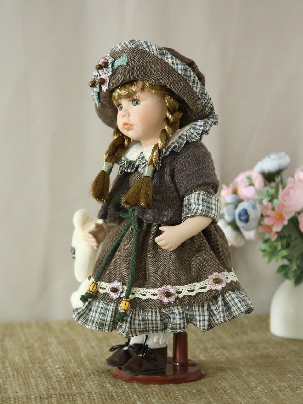 Кукла фарфоровая 12' на подставке
