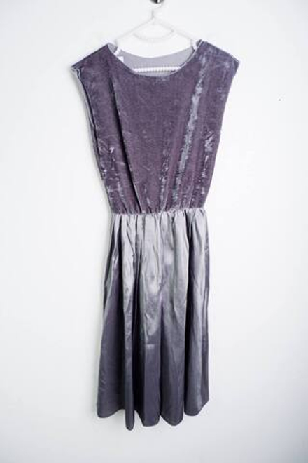 Платье базового цвета для вечернего образа, визуально на 40/42 размер