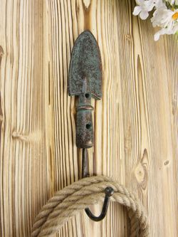 Iron Garden Крючок настенный Совок