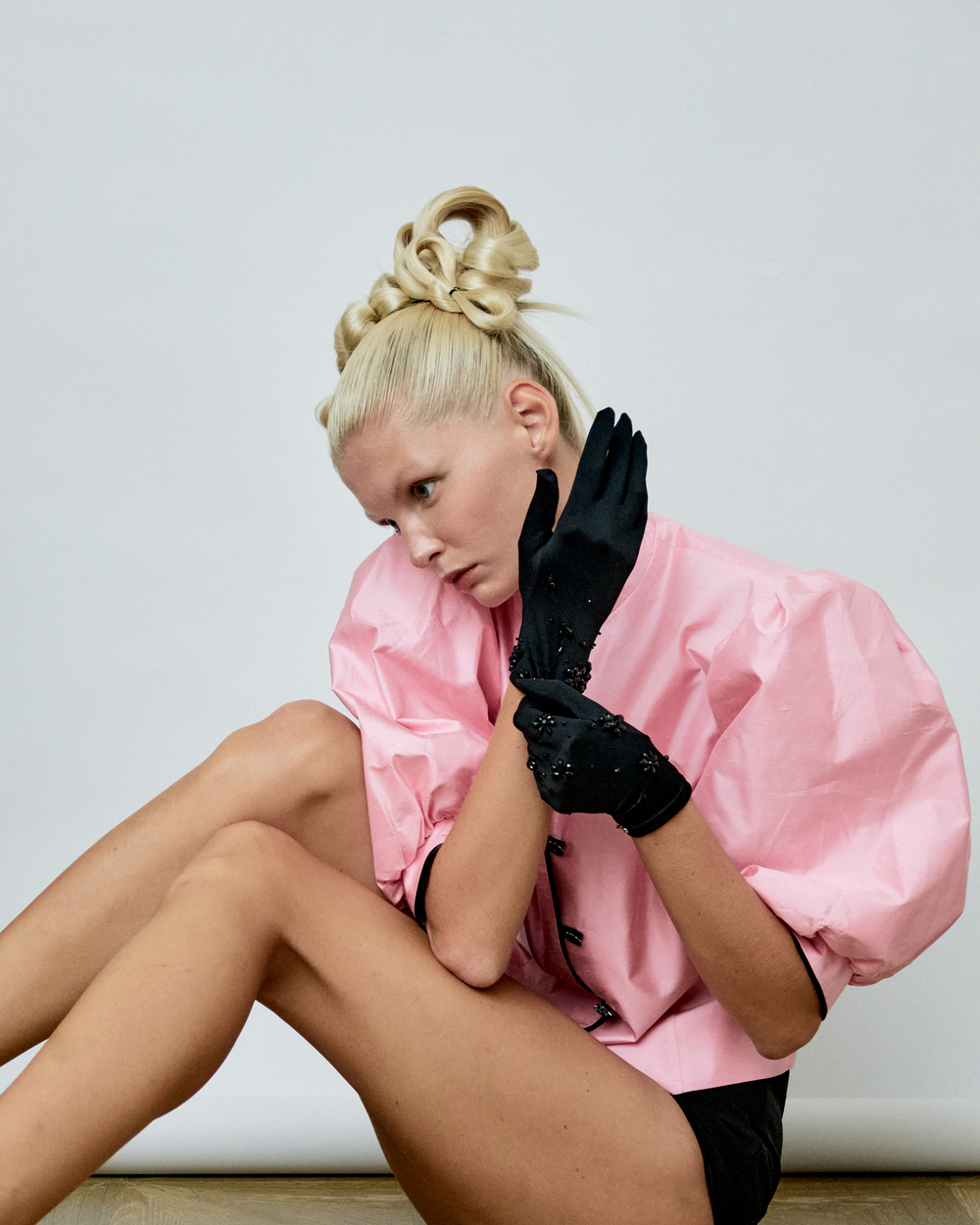 Перчатки из черного бифлекса короткие с декором