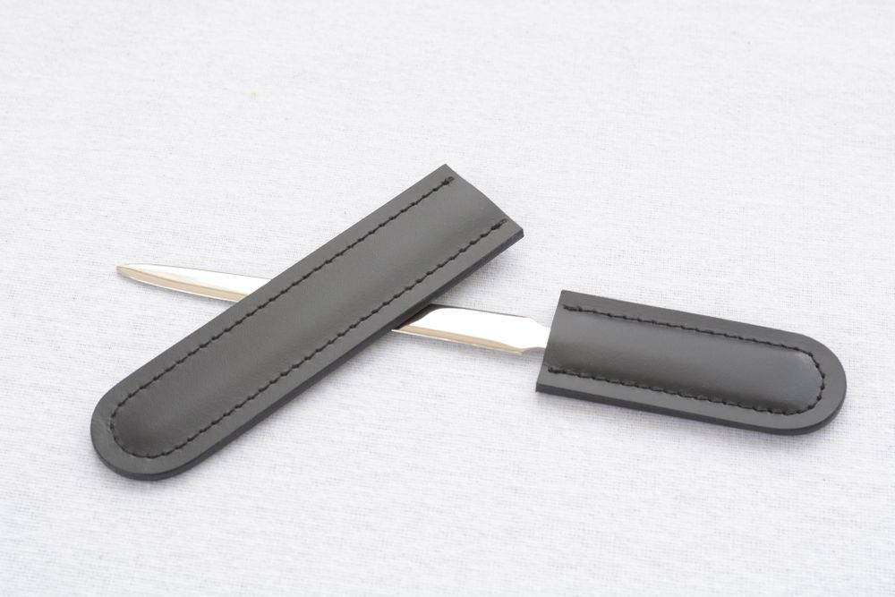 Канцелярский нож с ножнами черный