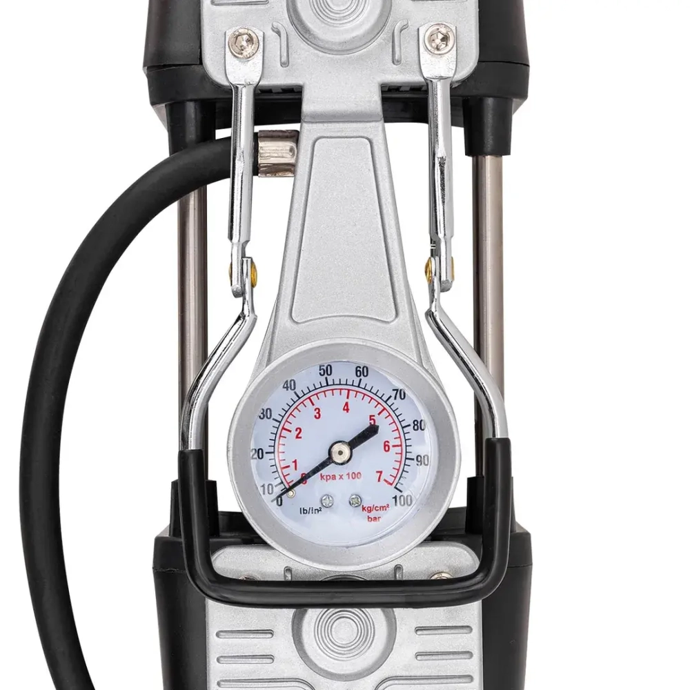 Компрессор автомобильный поршневой двухцилиндровый с аналоговым манометром и встроенным фонарем (12В, 20А, 65л/мин, 7бар) в пласт.кейсе RockFORCE RF-2014360