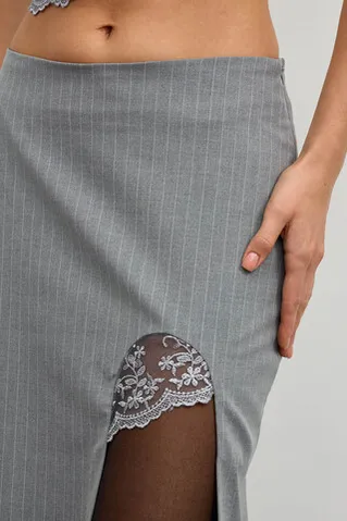 Юбка макси с разрезом в полоску темно-серого цвета