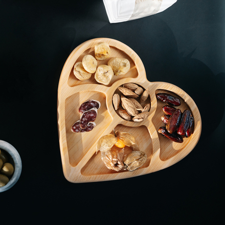 Деревянная менажница из кедра для подачи блюд и закусок.