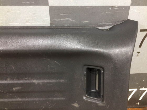Обшивка двери багажника Suzuki Jimny 3 98-19 Б/У Оригинал 8377081A