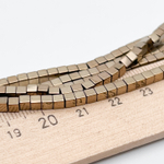 Гематит Куб бусины (имитация), цвет золотистый, размер около 2,9-3 мм, цена за отрезок 19 см (1/2 нити)