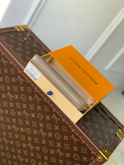 Louis Vuitton Zippy Wallet