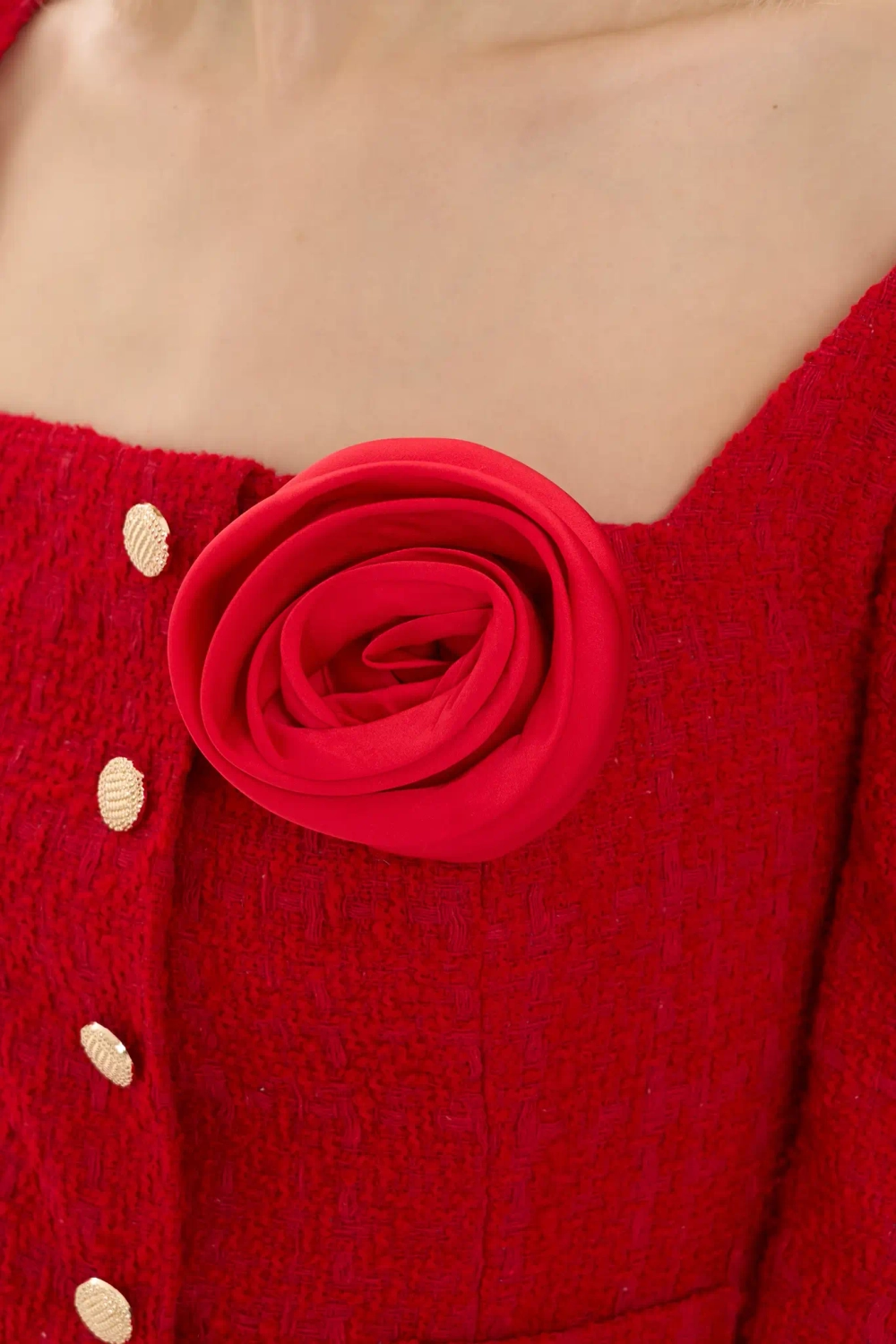 Жакет с баской и вырезом "каре"