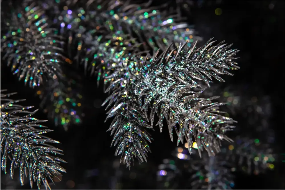 Искусственная черная елка «Фэнтези» (Литая хвоя с блестками) от 1,5 м до 2,5 м