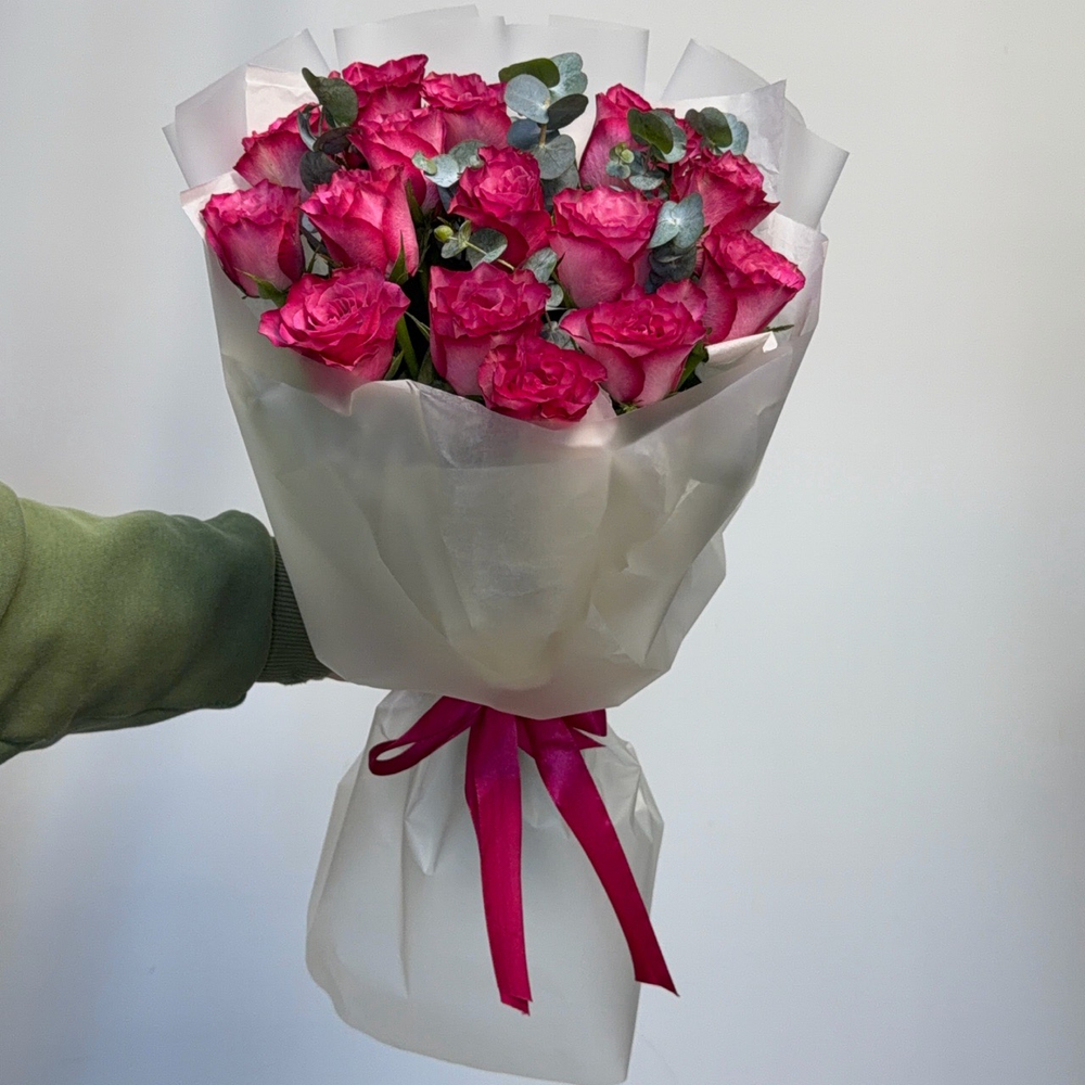 Букет из 15 шт яркой розы (40 см ) и эвкалипта