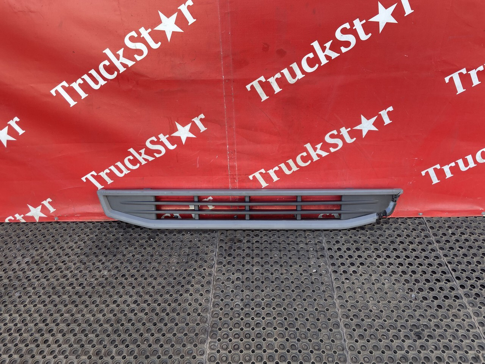 Пoднoжкa бампеpa верхняя