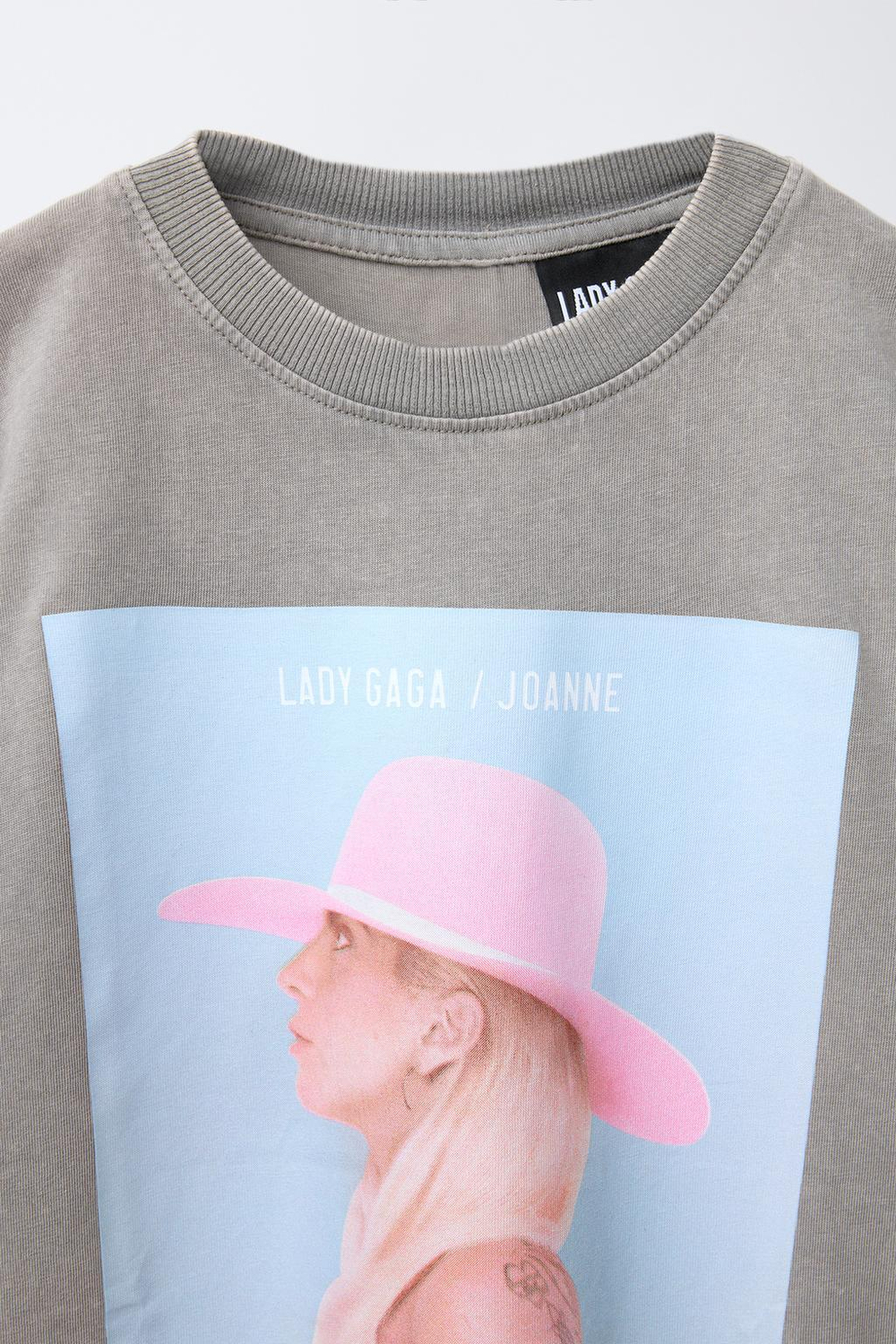 Футболка с принтом  lady gaga © и эффектом потертости