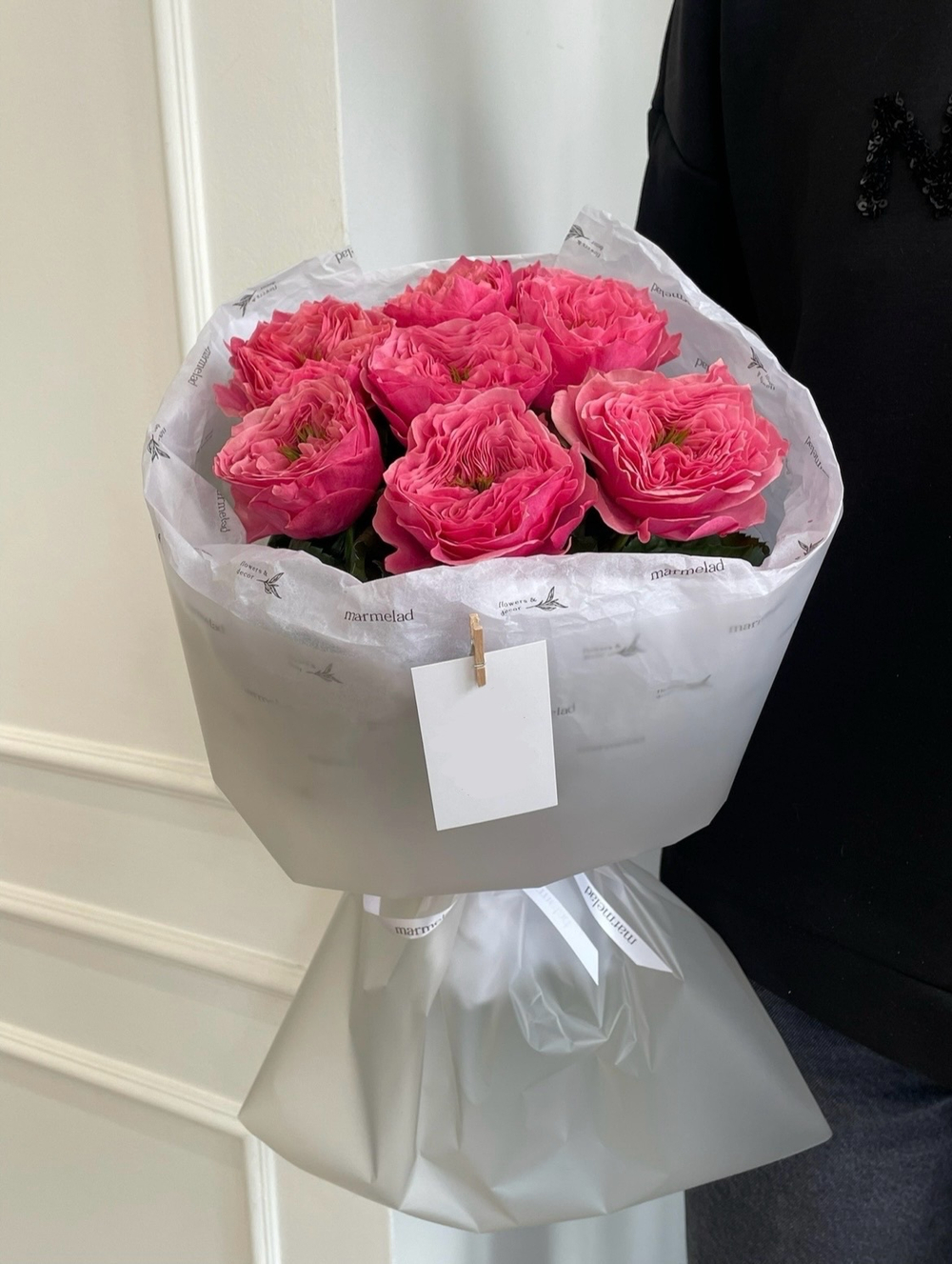 Авторский букет моно из розы яркого оттенка