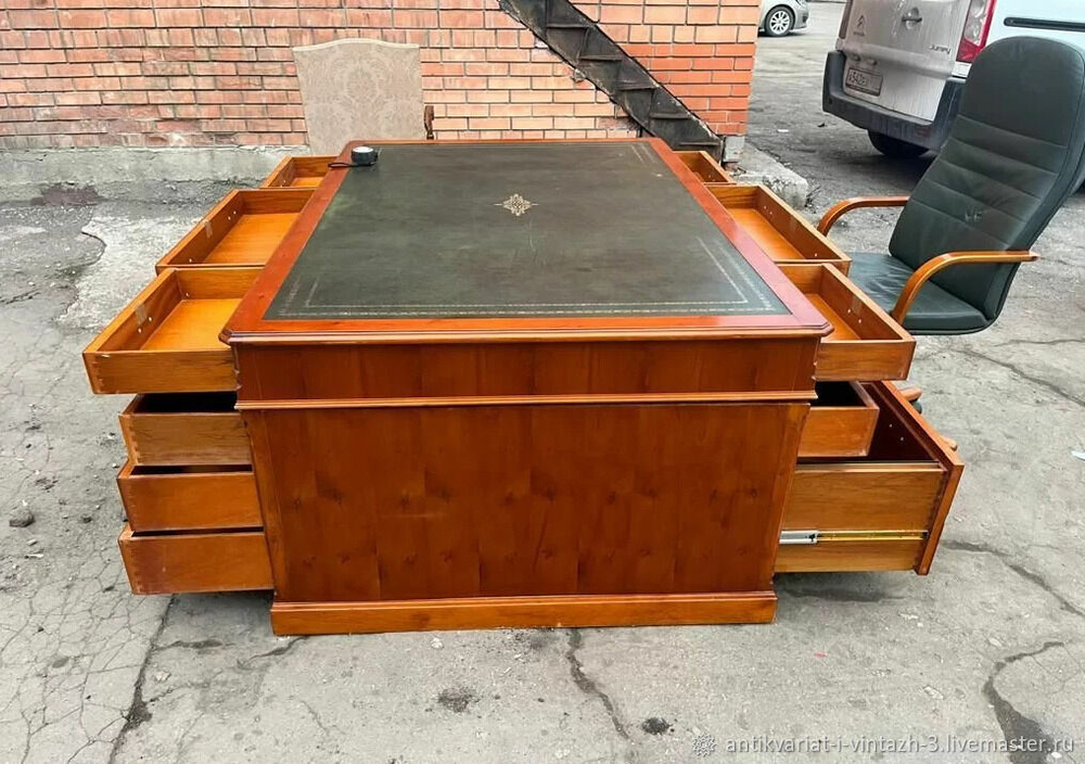 Старинный стол кабинетный и кресло