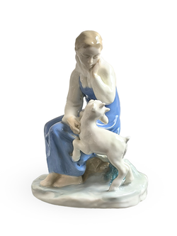 Фарфоровая статуэтка "Сестрица Алёнушка с козлёнком" ЛЗФИ