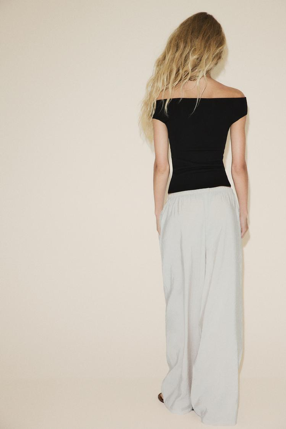 ZARA ОДНОТОННЫЙ ТОП С ВЫРЕЗОМ ЛОДОЧКОЙ, ЧЕРНЫЙ