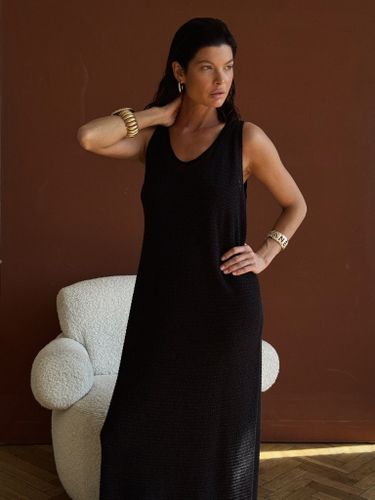 Двухслойное черное вязаное платье-макси