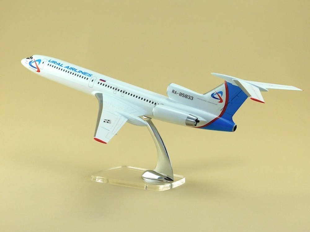 Модель самолета Ту-154М (М1:100, Ural Airlines)