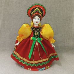 Сувенирная кукла в широком сарафане