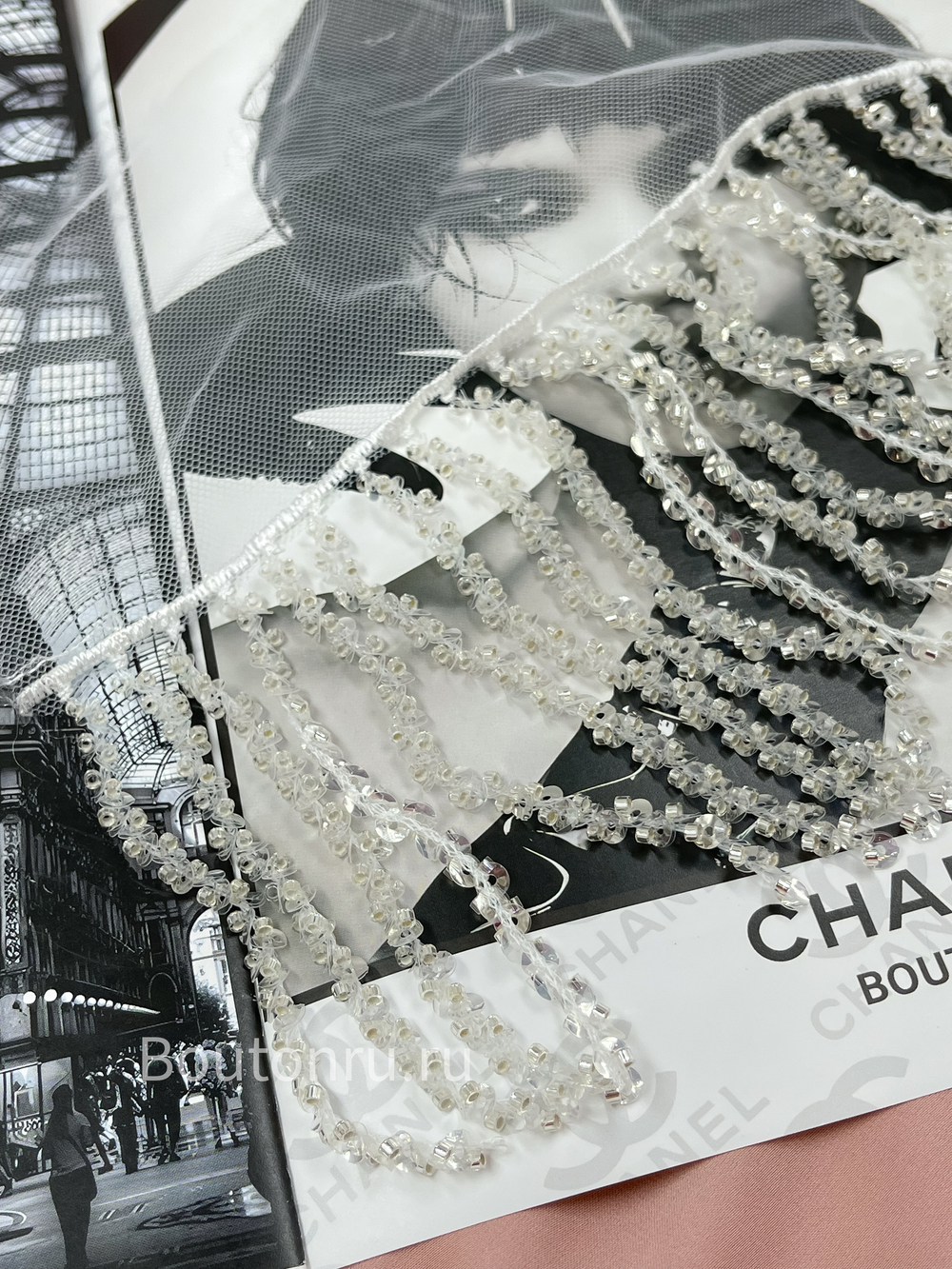 Бахрома на белой сетке серебристая бисер и пайетки