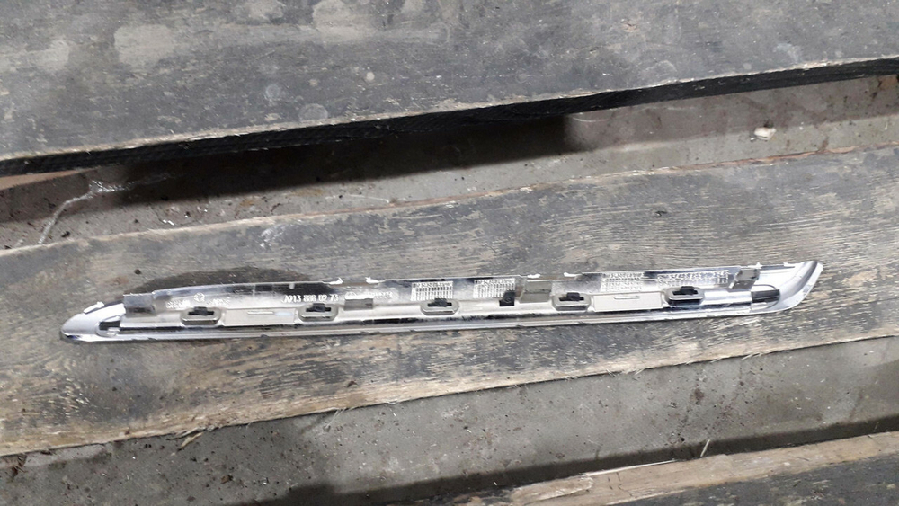 Молдинг решетки радиатора правый верхний Mercedes E-Class (W213) 16-20 Б/У Оригинал A2138880273