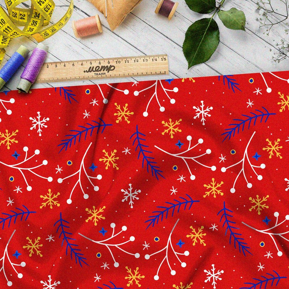 Ткань мембрана хвойные ветки и снежинки на красном фоне