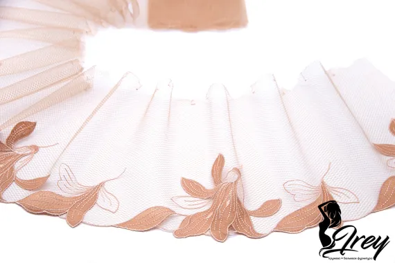 05-133 Вышивка на неэл. сетке 18 см, телесный/бежевый (левая)