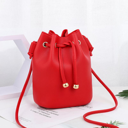 Стильная женская повседневная маленькая красная сумочка-мешок 26х22х14 см с плечевым ремнём с фурнитурой под золото 0992-3
