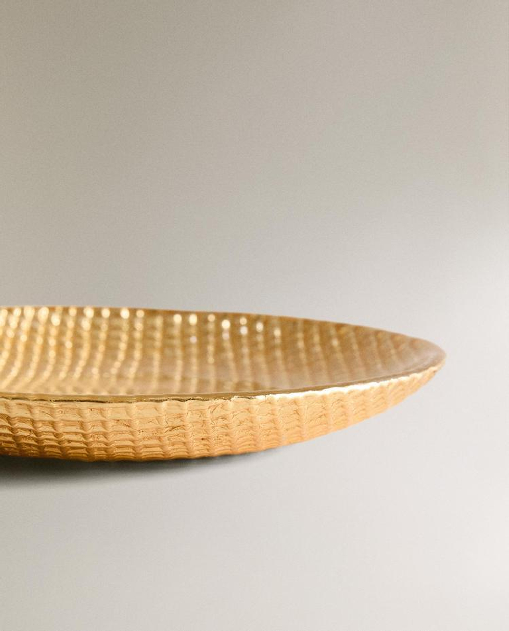 ZARA HOME ТАРЕЛКА С РЕЛЬЕФНЫМ УЗОРОМ, ЗОЛОТОЙ