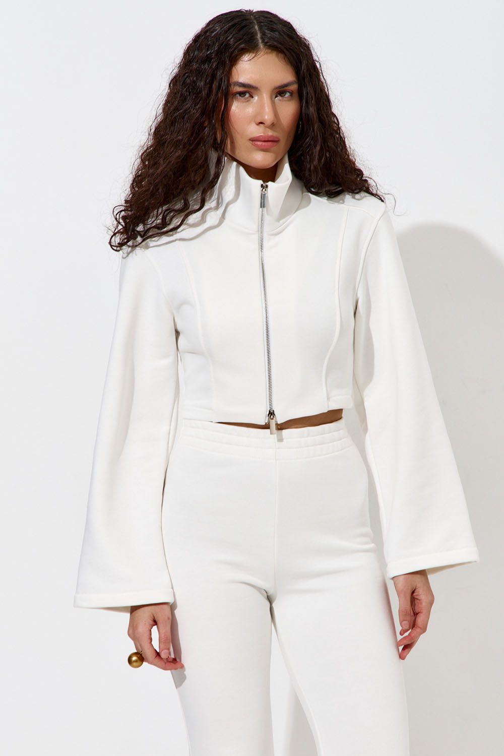 Приталенная олимпийка с рукавом клеш кремового цвета