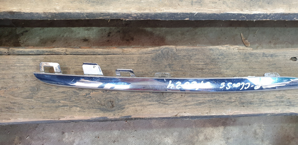 Молдинг решетки радиатора Mercedes C (W205) 14-18 Б/У Оригинал A2058880373