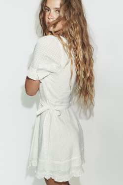 ZARA КОРОТКОЕ ПЛАТЬЕ С ЗАПАХОМ ИЗ РЕЛЬЕФНОЙ ТКАНИ, ЖЕЛТОВАТО-БЕЛЫЙ