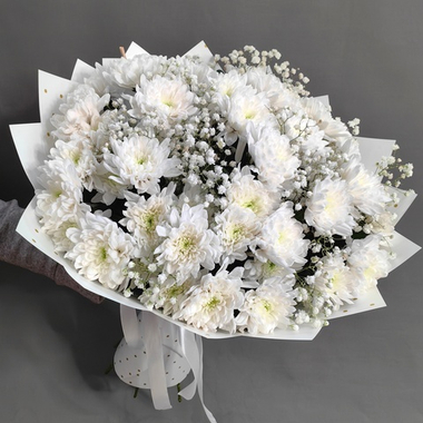 Букет из 7 кустовых хризантем сорта "Baltica white" с гипсофилой