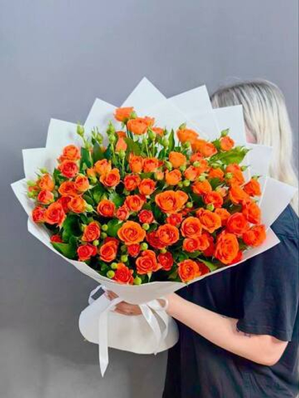 Букет из 15 кустовых оранжевых роз