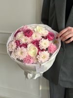 Букет из кустовых пионовидных роз, дианутсов, ранункулюса и хризантемы