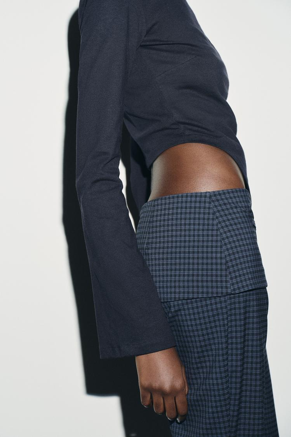 ZARA ФУТБОЛКА С АСИММЕТРИЧНЫМ ВЫРЕЗОМ ЛОДОЧКОЙ, МОРСКОЙ СИНИЙ