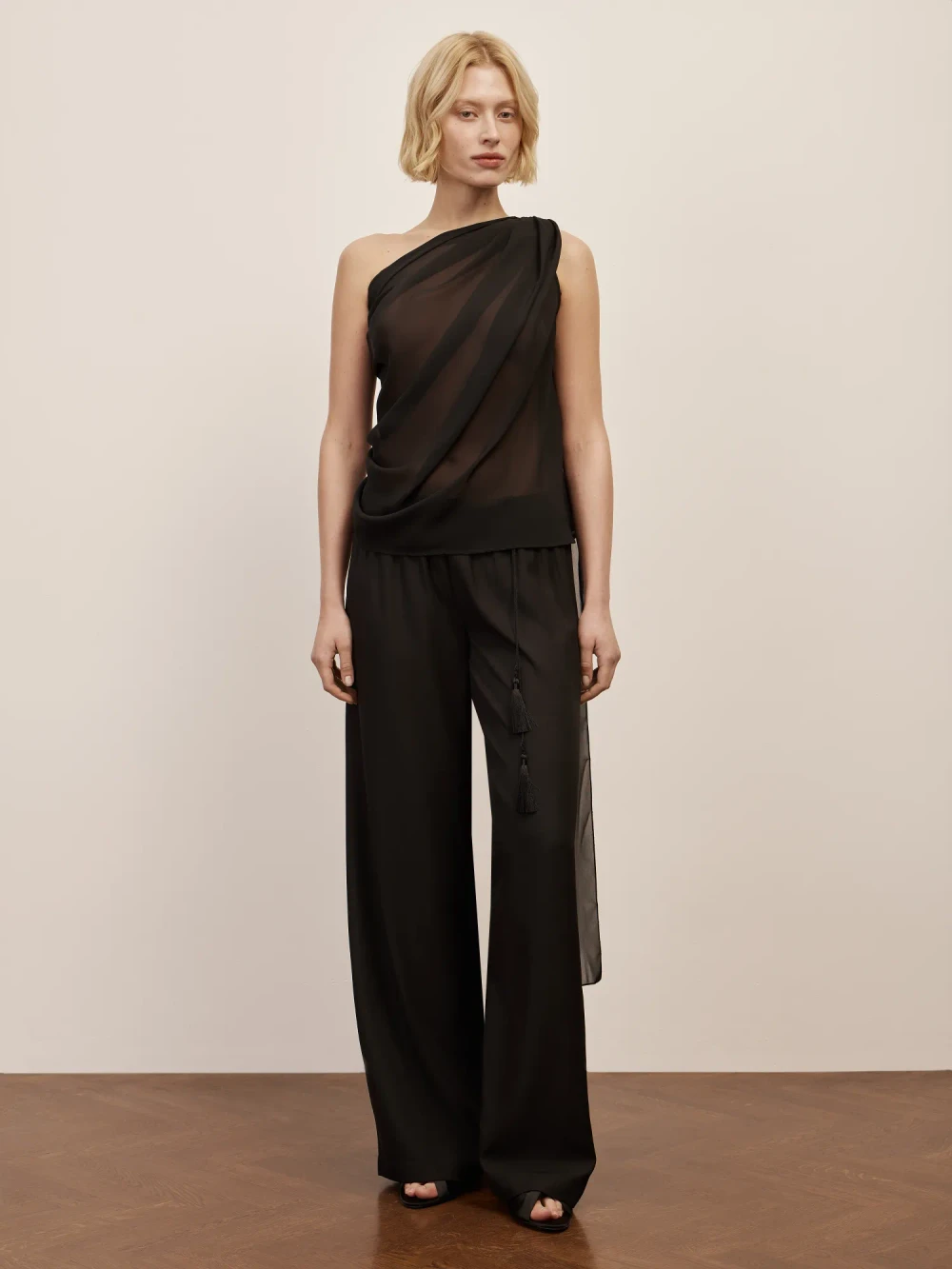 Топ на одно плечо Asymmetry