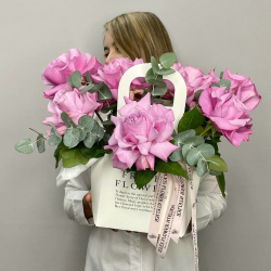 «Магия Цвета» французские розы с эвкалиптом в сумке