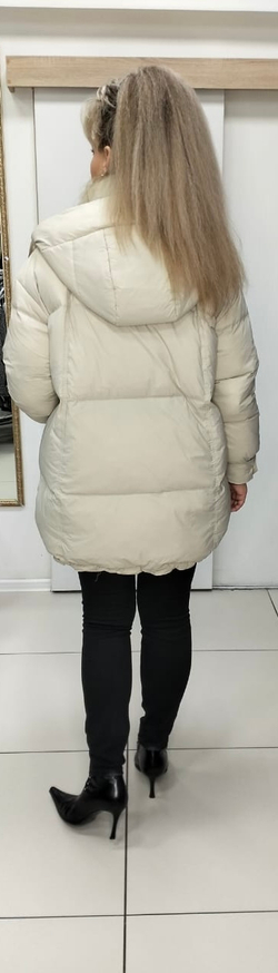 Модная cтеганная куртка-пуховик в молочном цвете