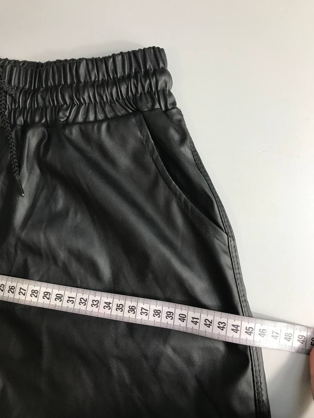 Шорты из экокожи удачной длины для трендовых осенних образов 42 размер