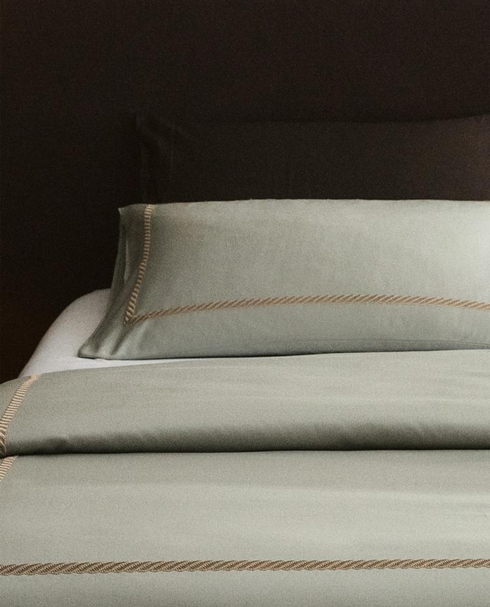 ZARA HOME САТИНОВЫЙ ПОДОДЕЯЛЬНИК С ВЫШИВКОЙ, ЗЕЛЕНЫЙ