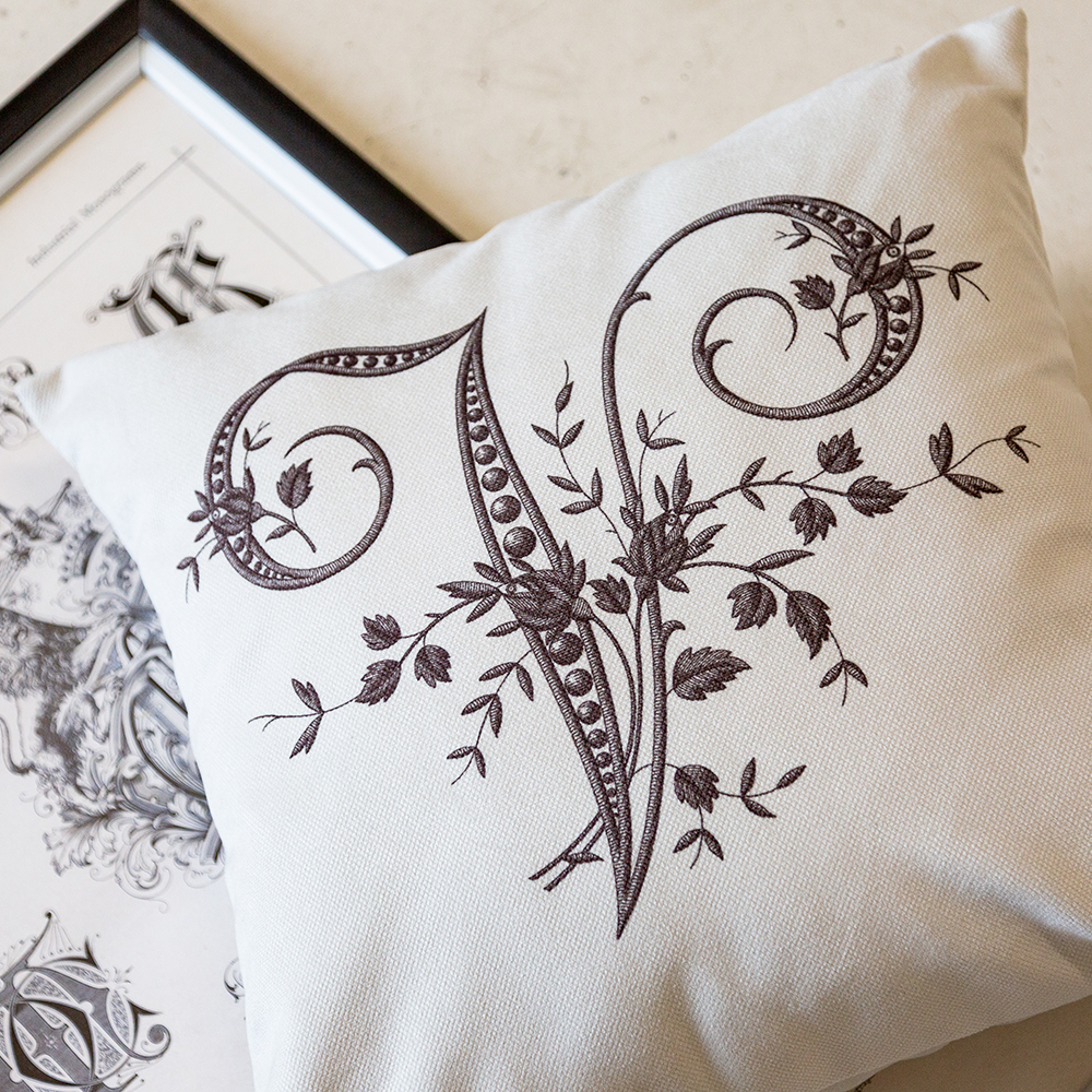 Арт-подушка Объект мечты Монограмма буквы V