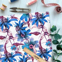 Ткань атлас дикие васильки на белом фоне