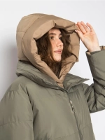 Короткая куртка утепленная с капюшоном